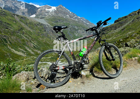 Mountainbike im alpinen Landschaft, Val de Bagnes, Wallis, Schweiz Stockfoto