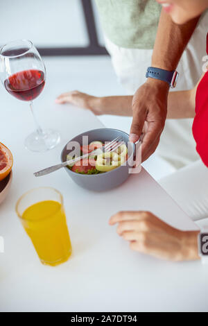 Nahaufnahme der männlichen Hand Teller am Tisch Stockfoto