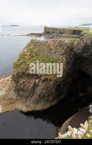 Basaltsäulen auf der Isle of Staffa, Inneren Hebriden, Schottland, Großbritannien Stockfoto