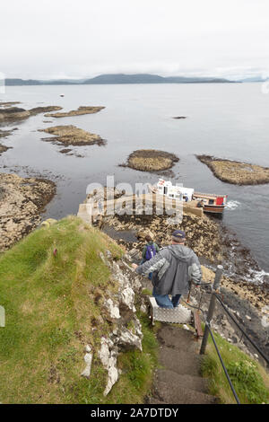 Touristen besuchen die Basaltsäulen auf der Isle of Staffa, Inneren Hebriden, Schottland, Großbritannien Stockfoto