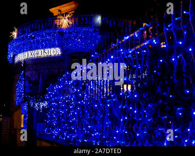 Blaue LED-Leuchten, Außen eine französische Brasserie. Stockfoto