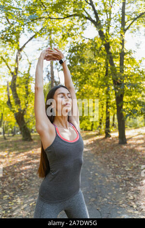 Schöne Frau die Pflege Ihres Körpers Stockfoto