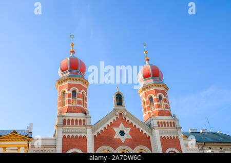 Die Große Synagoge in Pilsen, Tschechische Republik. Die zweitgrößte Synagoge in Europa. Vordere seitliche Fassade der Jüdischen religiösen Gebäude mit Zwiebeltürmen. Blauen Himmel im Hintergrund. Touristische Attraktion. Stockfoto