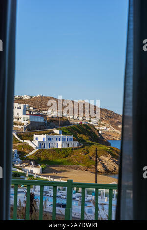 Weißen Gebäuden über dunkle Berge in Mykonos vom Hotelbalkon Griechenland gesehen Stockfoto