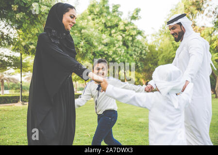 Happy Family Ausgabe Zeit zusammen im Freien in Dubai Stockfoto