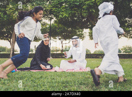 Happy Family Ausgabe Zeit zusammen im Freien in Dubai Stockfoto