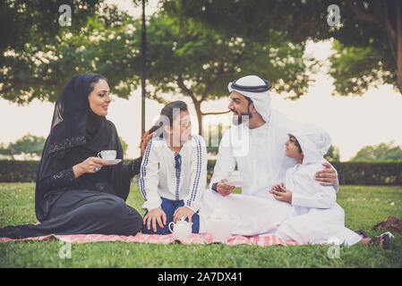 Happy Family Ausgabe Zeit zusammen im Freien in Dubai Stockfoto