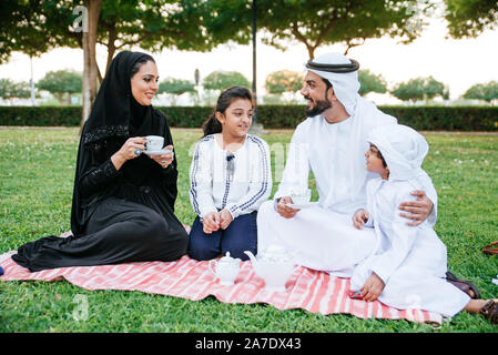 Happy Family Ausgabe Zeit zusammen im Freien in Dubai Stockfoto
