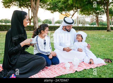 Happy Family Ausgabe Zeit zusammen im Freien in Dubai Stockfoto