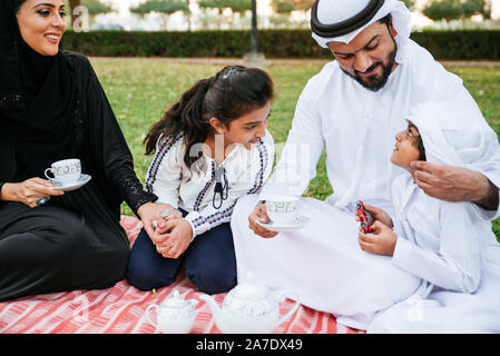 Happy Family Ausgabe Zeit zusammen im Freien in Dubai Stockfoto