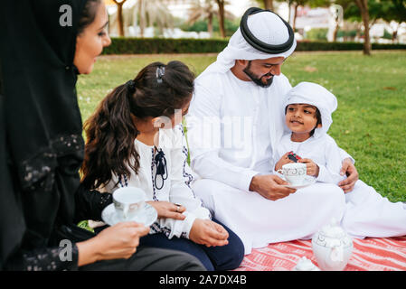 Happy Family Ausgabe Zeit zusammen im Freien in Dubai Stockfoto