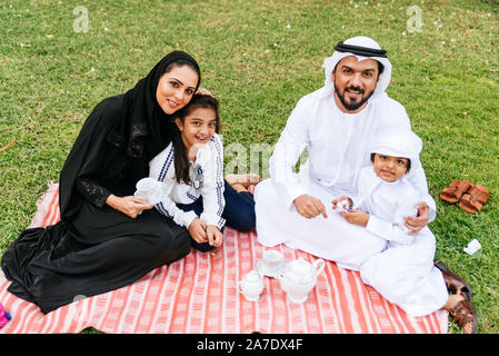 Happy Family Ausgabe Zeit zusammen im Freien in Dubai Stockfoto