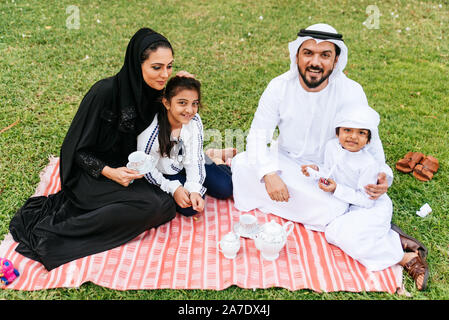 Happy Family Ausgabe Zeit zusammen im Freien in Dubai Stockfoto
