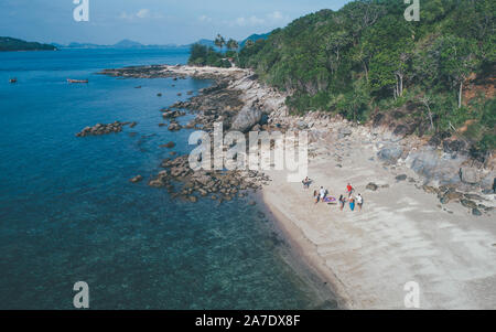 Luftaufnahme von einer Gruppe von Freunden, die auf einem einsamen Strand Stockfoto