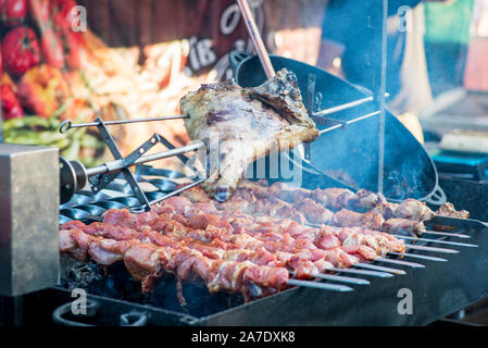 Grill Pommes in der Glut. Fleisch- und Rindfleisch auf dem Gebiet Küche Festival. Leckeres bbq Kebab Grillen am offenen Grill. Stockfoto