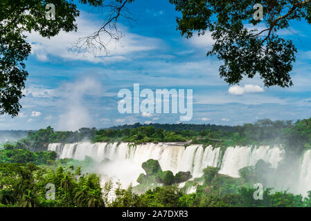 Weitwinkel Landschaft der Iguazu Wasserfälle Wasserfälle. Foto von der argentinischen Seite. Stockfoto