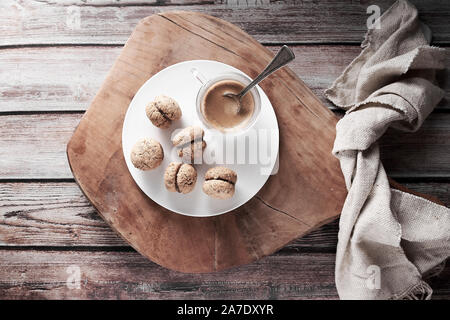 Typische italienische Desserts: Baci di dama mit Kaffee serviert. Stockfoto