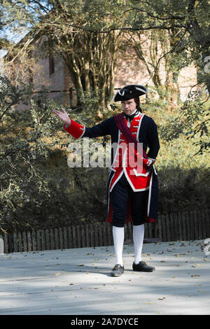 Junge George Washington auf der Bühne im Colonial Williamsburg, Virginia. In Uniform. Ausschließlich von Daniel Kreuz gespielt. Gestikulierend. 1758. Stockfoto