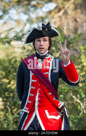 Junge George Washington auf der Bühne im Colonial Williamsburg, Virginia. In Uniform. Ausschließlich von Daniel Kreuz gespielt. Zwei Finger nach oben. 1758. Stockfoto