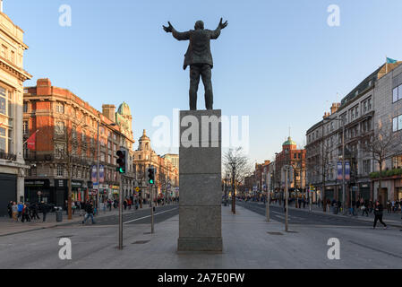 O'Connell Street, Dublin, Irland - 06.April 2015: Jim Larkin Statue mit offenen Händen Körperhaltung in Dublin in der O'Connell Street. Stockfoto