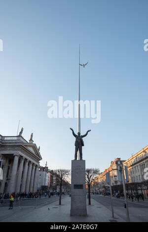 O'Connell Street, Dublin, Irland - 06 April 2015: Der Turm im Hintergrund von Jim Larkin Statue auf der O'Connell Street in Dublin, Irland. Stockfoto