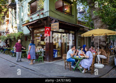 Türkische Menschen verbringen Zeit in Straßencafés in Kuzguncuk. Kuzguncuk ist ein Stadtteil im Uskudar Stadtteil auf der asiatischen Seite des Bosporus. Stockfoto