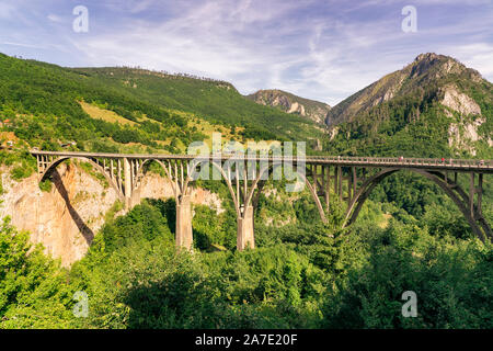 Djurdjevica Tara Brücke über den Fluss Tara im Nationalpark Durmitor, Montenegro Stockfoto