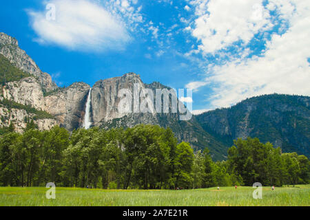 Blick auf die Yosemite Falls vom Yosemite Valley, California, USA. In der Nähe von Sehenswürdigkeiten: Tunnel, El Capitan, bridalveil Falls, Half Dome, Gletscher Po Stockfoto