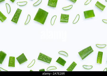 Rahmen aus Aloe Vera Stücke schneiden mit Scheiben auf weißem Hintergrund. Platz kopieren Stockfoto