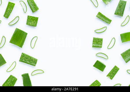 Rahmen aus Aloe Vera Stücke schneiden mit Scheiben auf weißem Hintergrund. Platz kopieren Stockfoto
