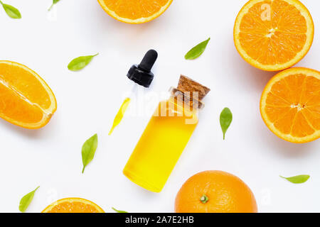 Zitrone ätherisches Öl mit frischen orange Frucht auf weißem Hintergrund. Stockfoto