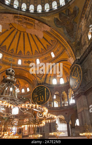 Ayasofia oder die Hagia Sofia, Sultanahmet, Istanbul, Türkei. In 537 AD als eine Kirche erbaut, wurde es in eine Moschee in der Mitte-1400 s umgewandelt. Stockfoto