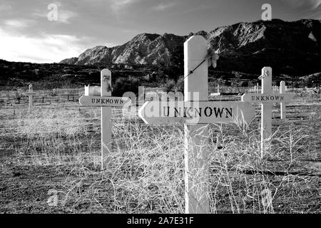 Weiße Kreuze unbekannter Prospektoren in Silver Reef, UT begraben. USA. Ihre Namen und Geschichten sind für die Geschichte verloren. Stockfoto