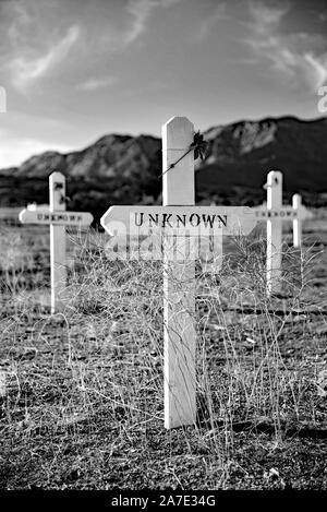 Weiße Kreuze unbekannter Prospektoren in Silver Reef, UT begraben. USA. Ihre Namen und Geschichten sind für die Geschichte verloren. Stockfoto