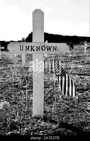 Weiße Kreuze unbekannter Prospektoren in Silver Reef, UT begraben. USA. Ihre Namen und Geschichten sind für die Geschichte verloren. Stockfoto