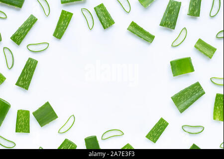 Rahmen aus Aloe Vera schneiden Stücke mit Slices auf Weiß. Stockfoto
