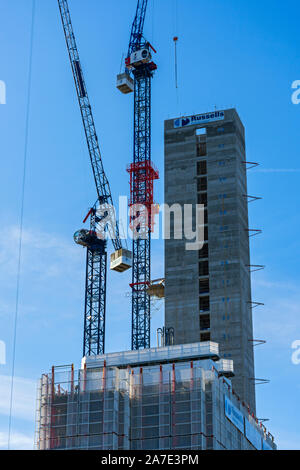 Der Sauerstoff Tower Apartment Block, im Bau Okt 2019, von Old Mill Street, Manchester, England, Großbritannien Stockfoto