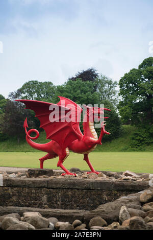 Chinesische Drachen Cardiff, rot Royal Dragon in Cardiff Castle. Wales. Kopieren Sie Platz. Vertikales Format Stockfoto