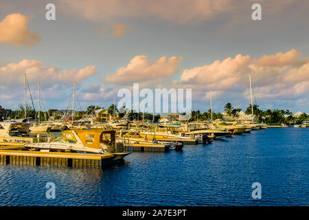 Grand Cayman, Cayman Islands, Jan2019, mit Blick auf die Grand Cayman Yacht Club bei Sonnenuntergang Stockfoto