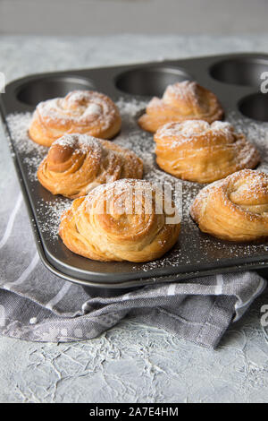 Cruffin in Backform, in der Nähe Stockfoto