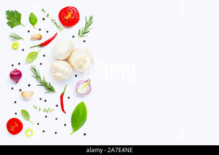 Verschiedene frische Gemüse und Kräuter auf weißem Hintergrund. Platz kopieren Stockfoto