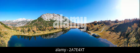 Tauplitzalm See Großsee in den österreichischen Alpen bei einem schönen Tag im Herbst. Stockfoto