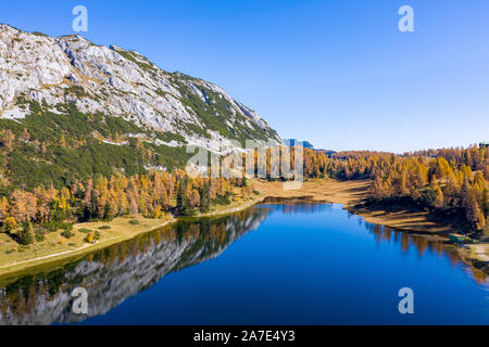 Tauplitz See Großsee in den österreichischen Alpen bei einem schönen Tag im Herbst. Stockfoto