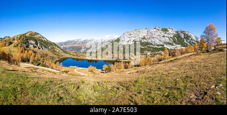 Tauplitz See Großsee in den österreichischen Alpen bei einem schönen Tag im Herbst. Stockfoto