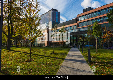 Das Crown Plaza Hotel Staybridge Suites Gebäude und Mowgli Restaurant, von der Universität, den Campus der Universität Manchester, England, Großbritannien Stockfoto