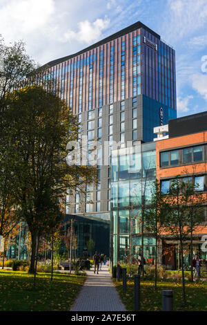 Das Crown Plaza Hotel Staybridge Suites Gebäude und die Allianz der Manchester Business School Gebäude, Campus der Universität Manchester, England, Großbritannien Stockfoto