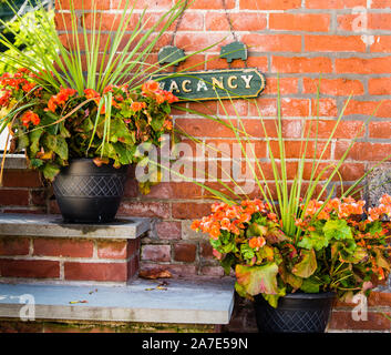 Antike Vacancy"-Schild in einem B&B Eingang Stockfoto