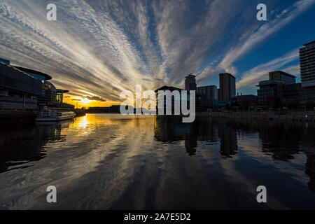 Sonnenuntergang über dem MediaCityUK Komplex, Salford Quays, Manchester, England, Großbritannien Stockfoto