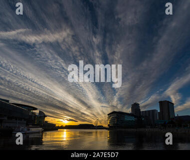 Sonnenuntergang über dem MediaCityUK Komplex, Salford Quays, Manchester, England, Großbritannien Stockfoto