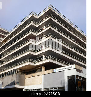November 2019 - Hohe anstieg Parkhaus Trenchard Straße in Bristol, von Frosch Lane genommen Stockfoto
